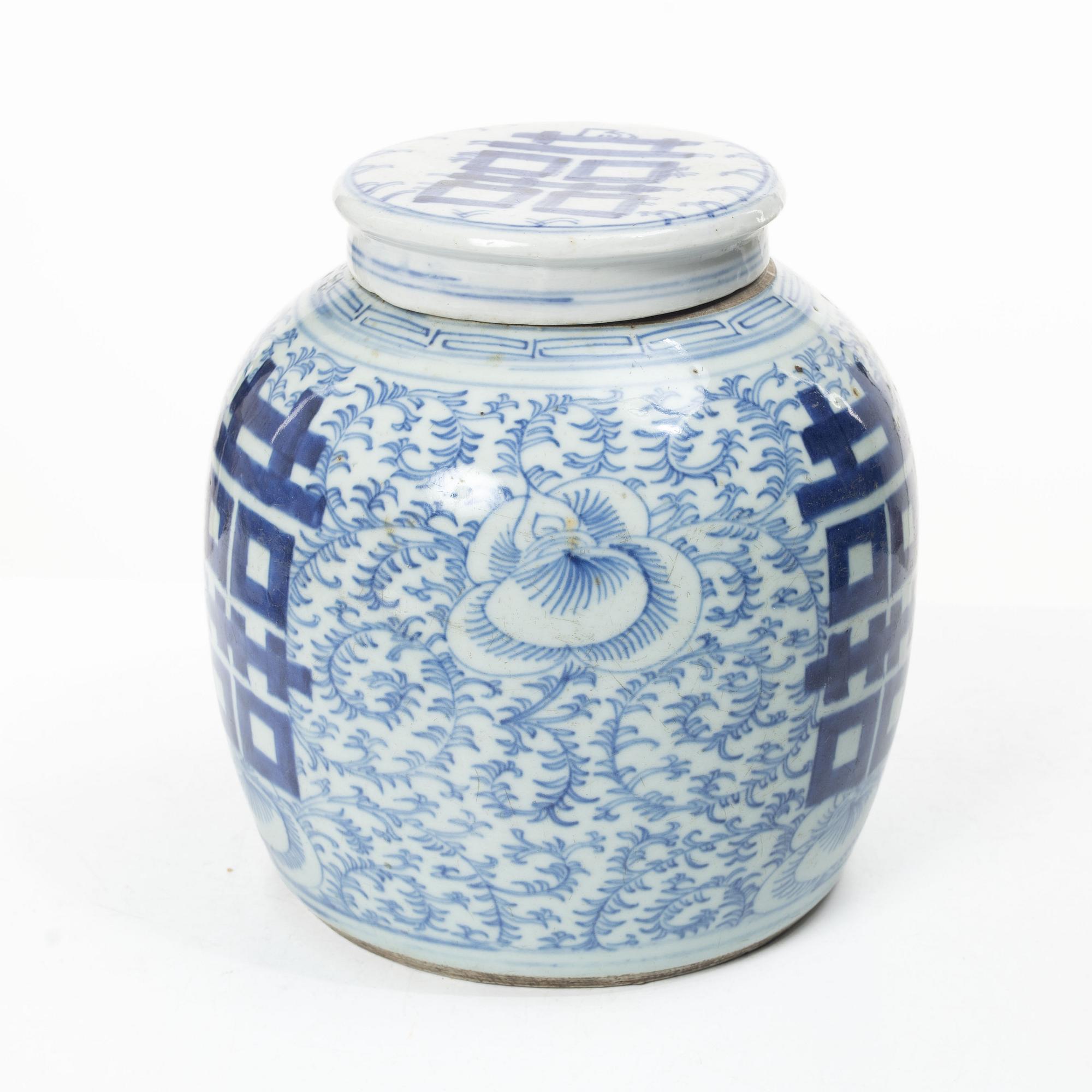 A Chinese blue and white porcelain jar with cover, late Qing dynasty.