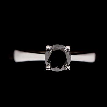 RING, 14 k vitguld, solitär briljantslipad svart diamant 1.28 ct.