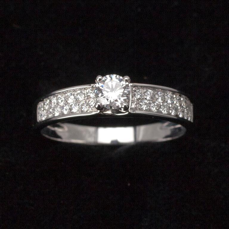RING, 18K vitguld och briljantslipad diamant. Vikt 2,4 g.