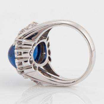 Ring 18K vitguld med en cabochonslipad safir ca 11.00 ct samt runda briljantslipade diamanter.