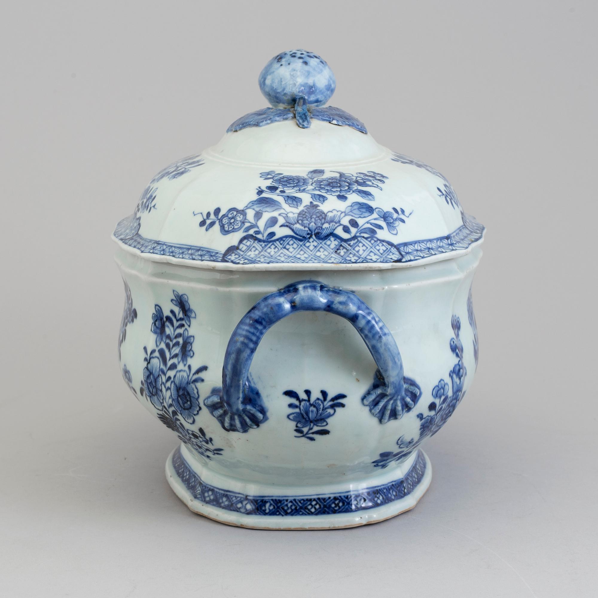 A blue and white tureen with cover, Qing dynasty, Qianlong (1736-95).