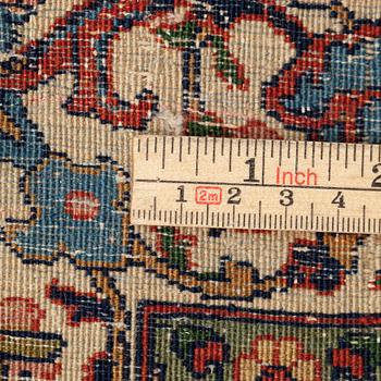A semi-antique Tabriz carpet, 392 x 291,5 cm.
