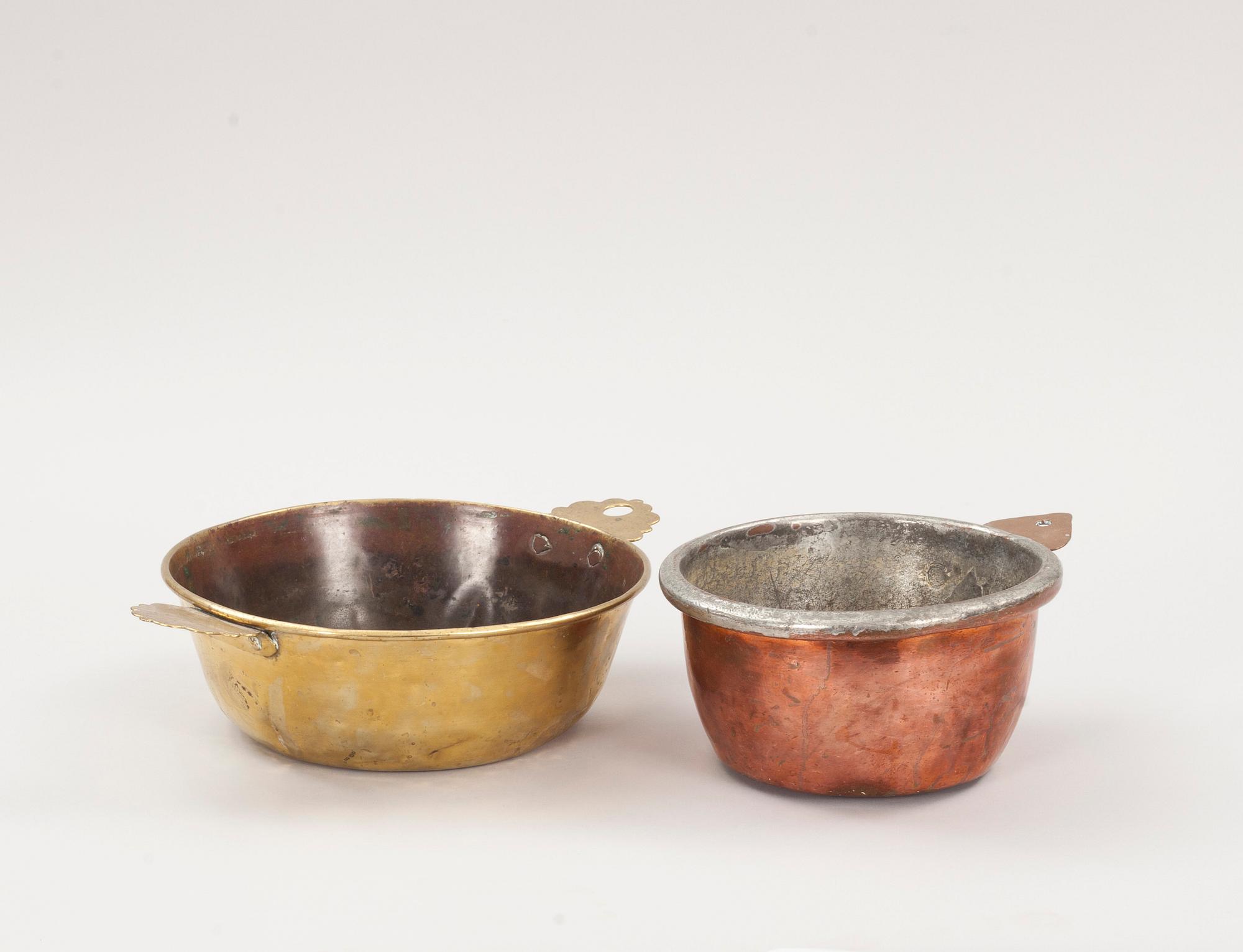 KÄRL, 2 st, koppar och mässing. En märkt Stockholms stadsstämpel S:t Erik. 1800-tal.