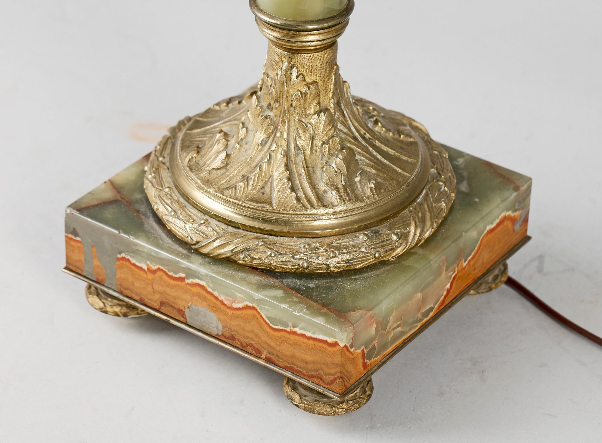 BORDSLAMPA, onyx och brons, 1900-talets början.