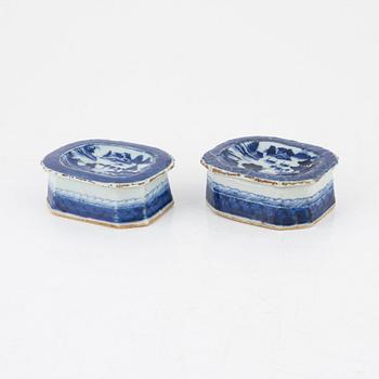 A pair of Chinese blue and white exportporcelain salt cellars, Qing dynasty, 19th century.