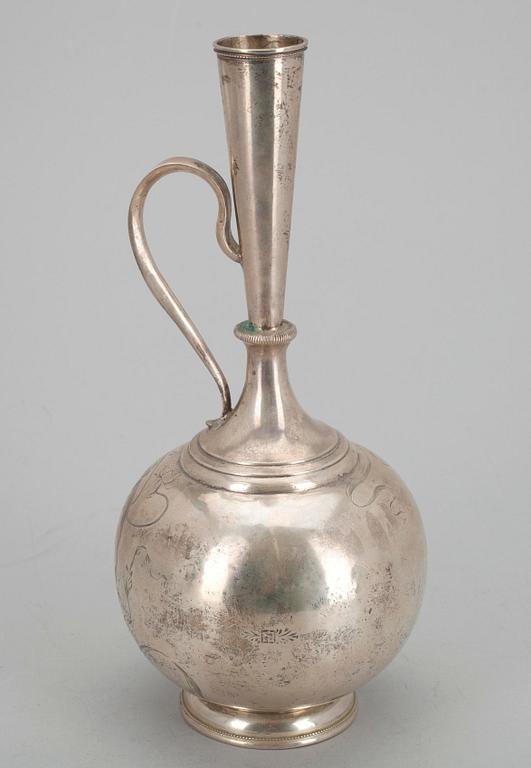VODKAKARAFF, silver, Ryssland, sekelskiftet 1800/1900-tal. Tot vikt ca 508 g.