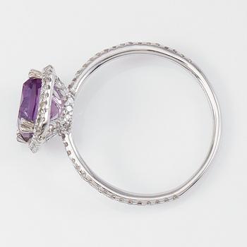 RING, 14K vitguld, diamanter tot ca 0.50 ct. och ametist.