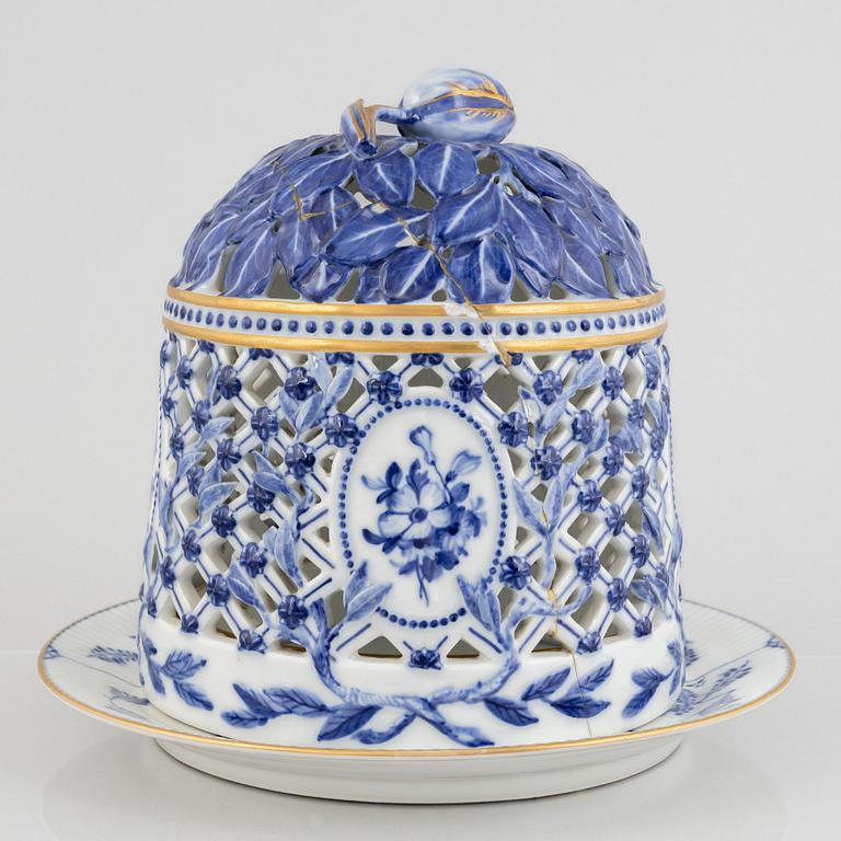 A 'Blue Fluted Full Lace' / 'Musselmalet' ice bell with stand, Royal Copenhagen, late 18th/early 19th century.