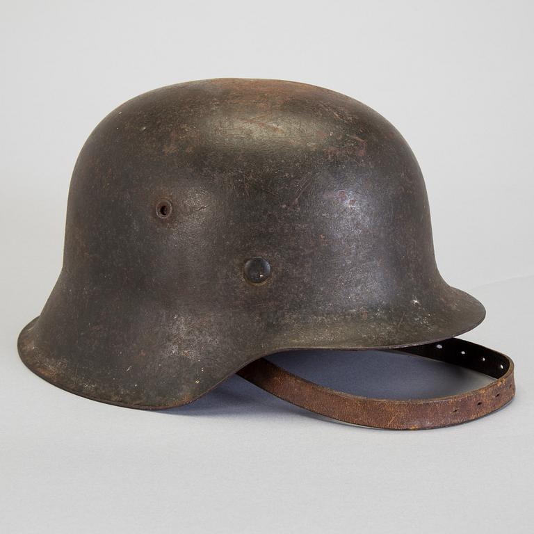 A 20TH CENTURY GERMAN MILITARY HELMET.