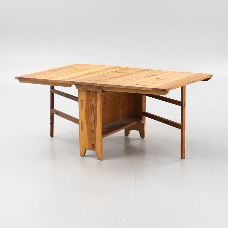 A pine gateleg table, 19th Century.