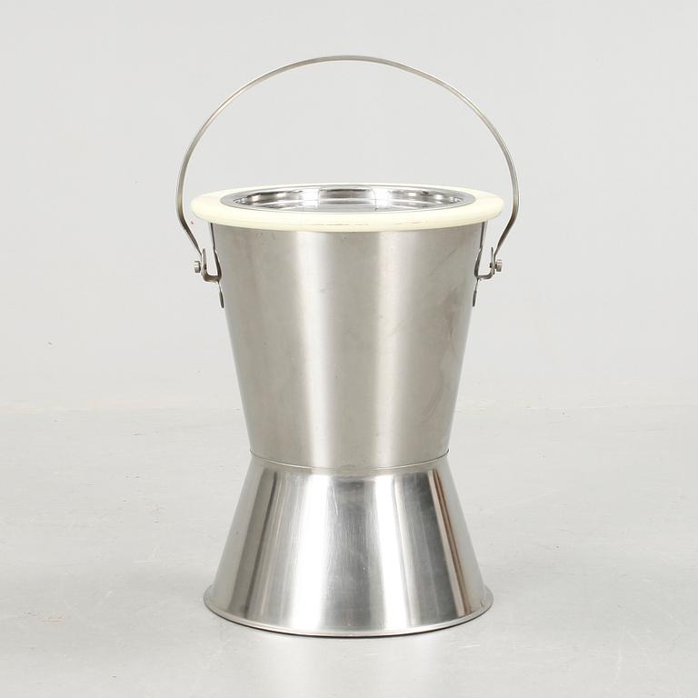 SJUKHUSPOTTA/PAPPERSKORG MED LOCK, stål, 1900-talets andra hälft.