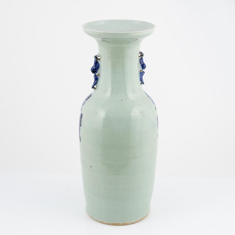 A large Chinese porcelain vase, late Qing dynasty, 19th Cnetury.
