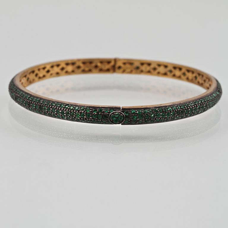 ARMRING, förgyllt silver med fasettslipade smaragder. Vikt 18,6 gram.