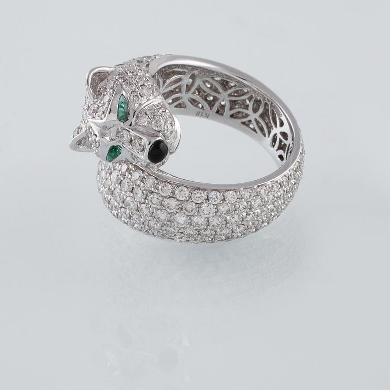 RING, 18K vitguld med 262 briljantslipade diamanter 4.84 ct. 2 smaragder 0.13 ct samt 1 agat 0.05 ct. Vikt 12,2 gram.