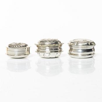 A set of three silver snuff boxes, 18th/19th century.