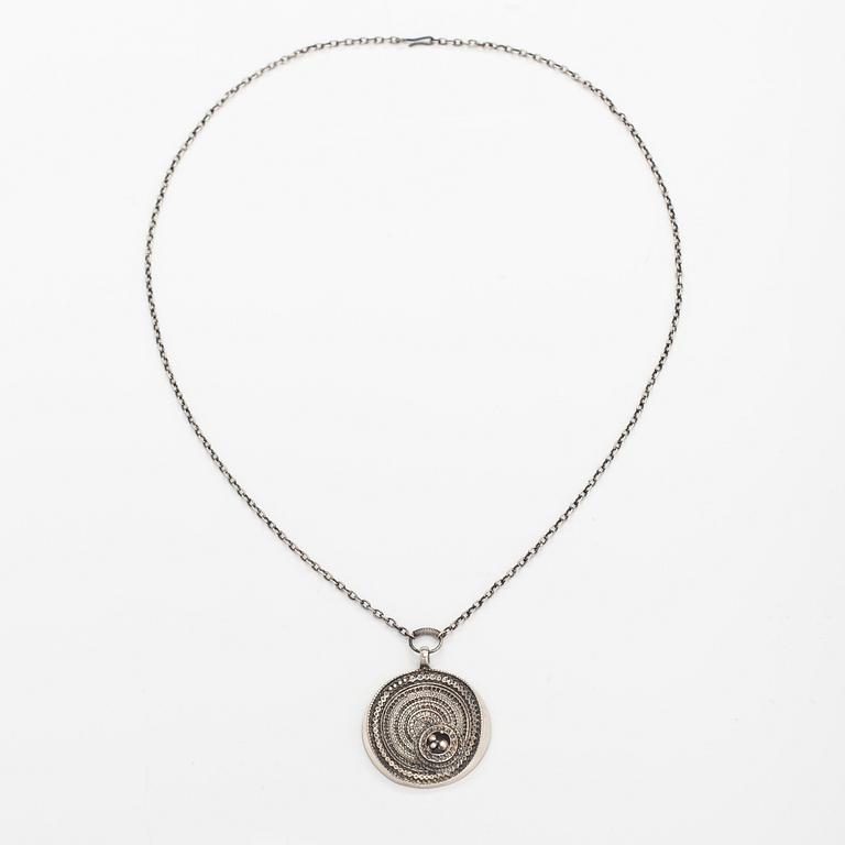 Jorma Laine, A sterling silver neckalce "Chic"- Turun Hopea, Turku.