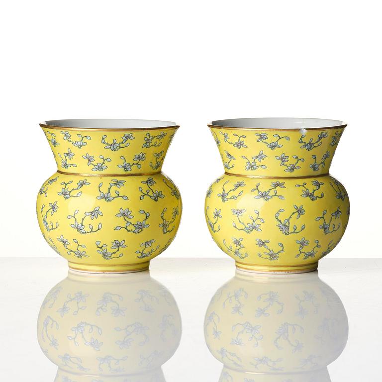 Zhadou, ett par, porslin. Qingdynastin, med Tongzhis märke och period (1862-1874).