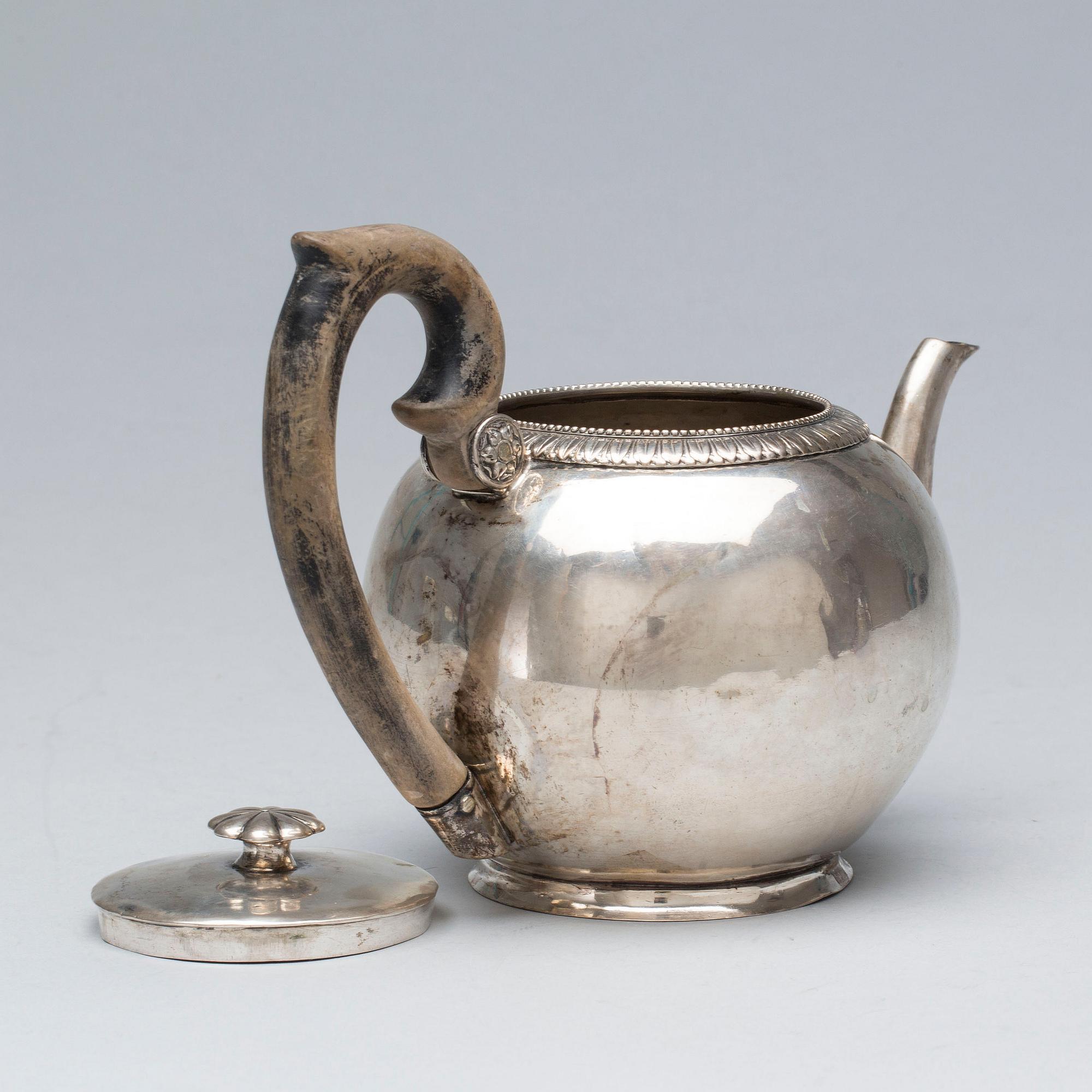 TEKANNA, silver. Otydliga stämplar, troligen Moskva, Ryssland. Empire. Vikt 300 gr.