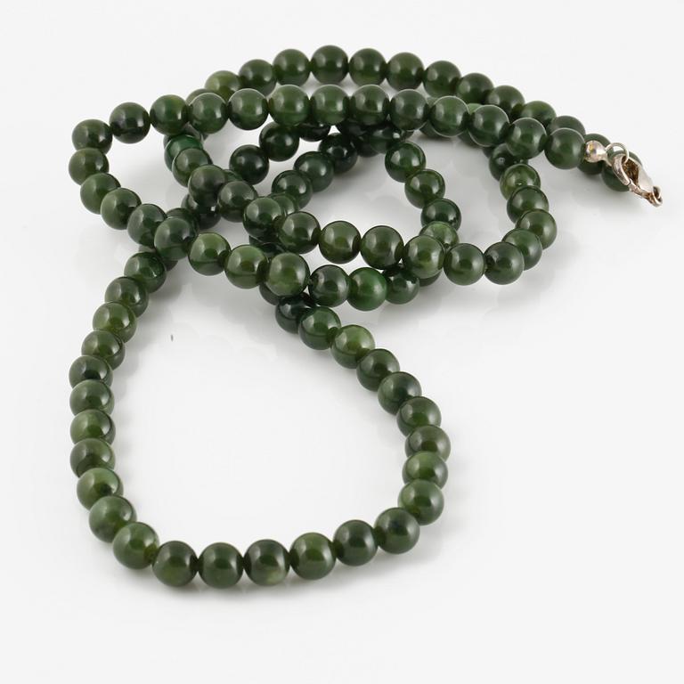 COLLIER, troligtvis nefrit, lås i silver.