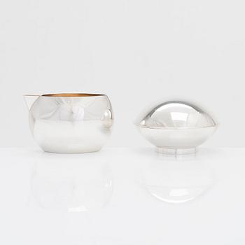 Pekka Piekäinen, a sterling silver cream jug and sugar bowl, J.A. Tarkiainen, Helsinki 1989.