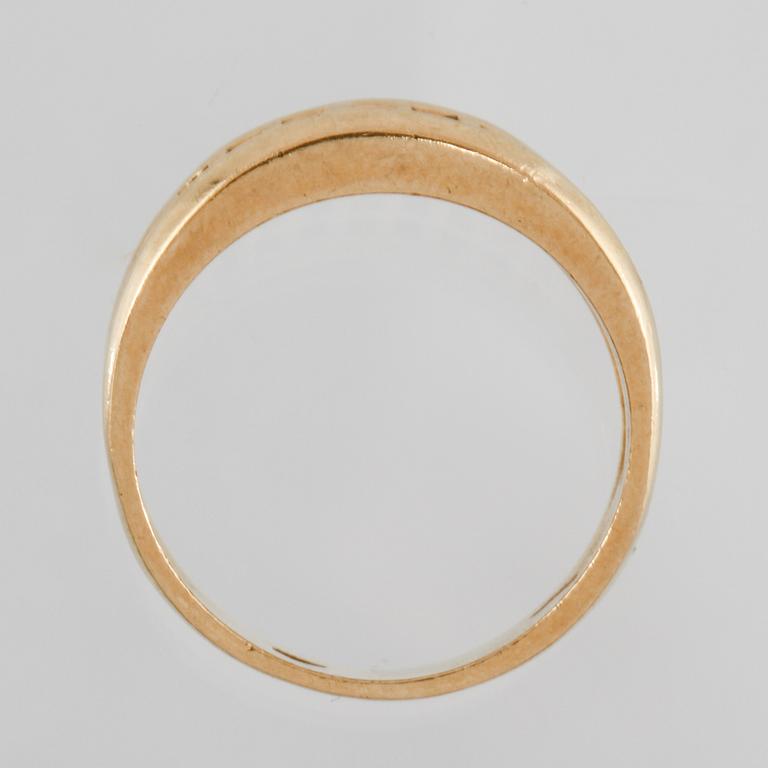 RING, 18K guld med briljantslipade diamanter ca 0.30 ct samt fasettslipade blå safirer. Vikt 8,0 gram.