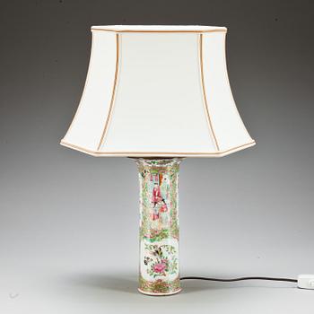 BORDSLAMPA, porslin.  Kina, 1800/1900-tal.