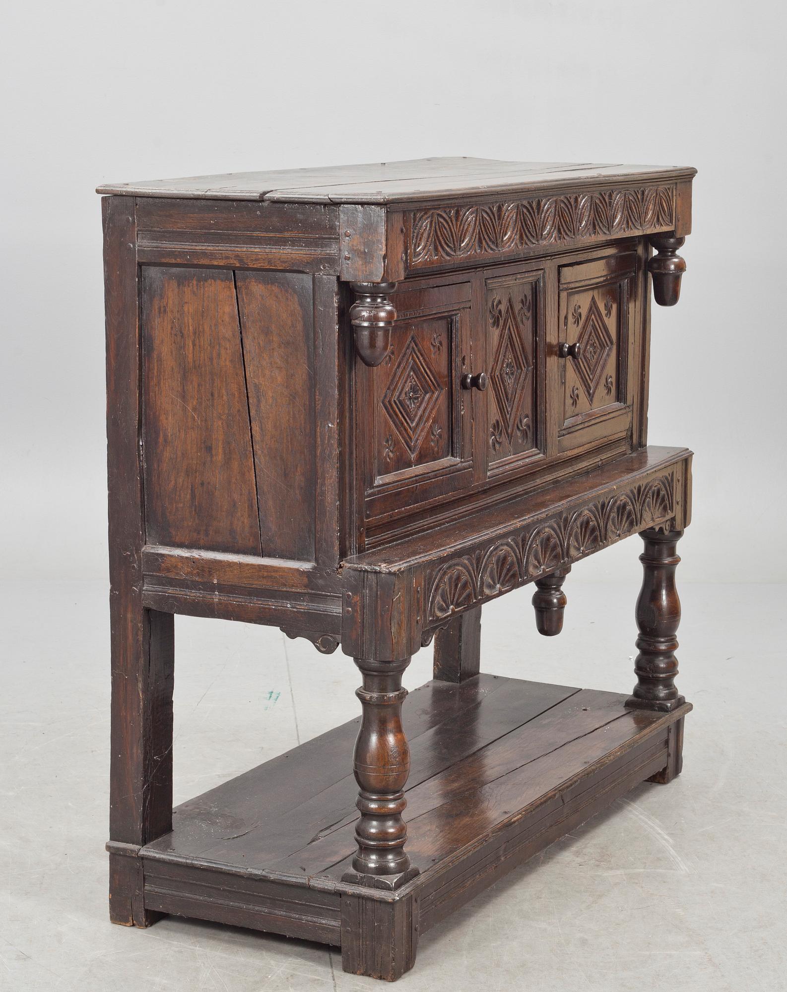 SKÅP. Barock, England, 1600-tal.