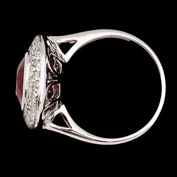 RING, 18 k vitguld, röd spinell 3.56 ct. enl cert, briljantslipade diamanter tot ca 0.30 ct.
