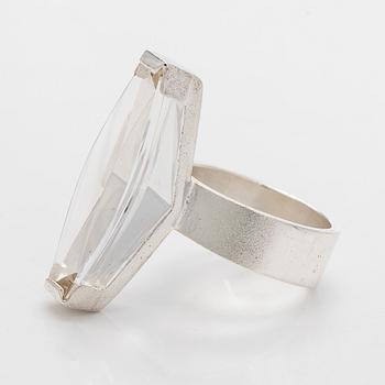 Björn Weckström, sormus, "Luminoso", viistehiottu vuorikristalli, hopeaa.