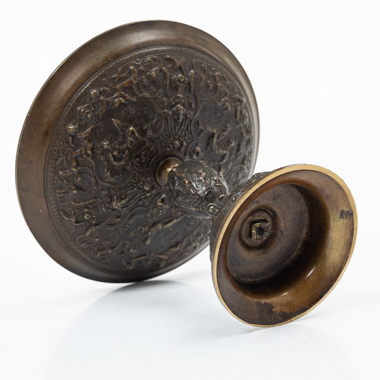 Tazza, bronze, circa 1900.