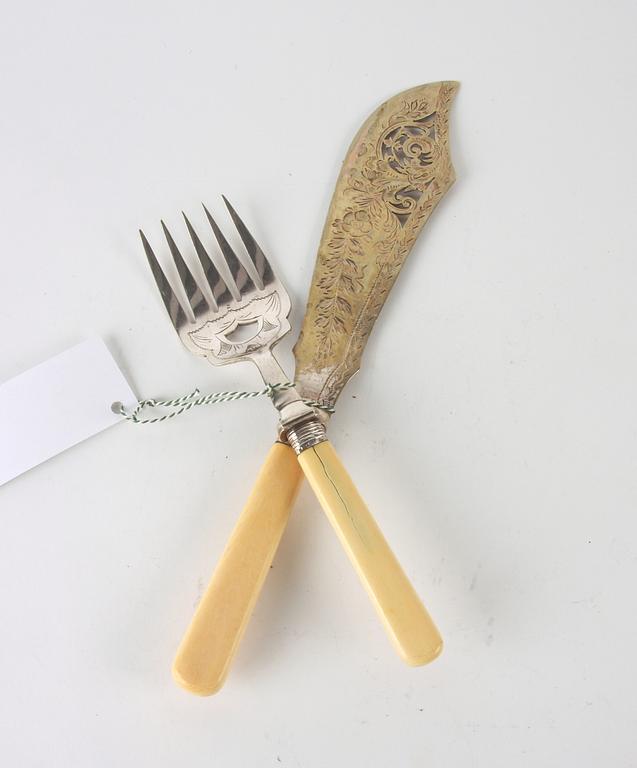 SERVERINGSBESTICK, två par, nysilver resp silver, England.