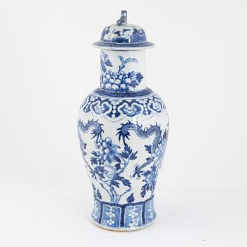 A blue and white 'dragon' vase with cover, late Qing dynasty / around 1900.