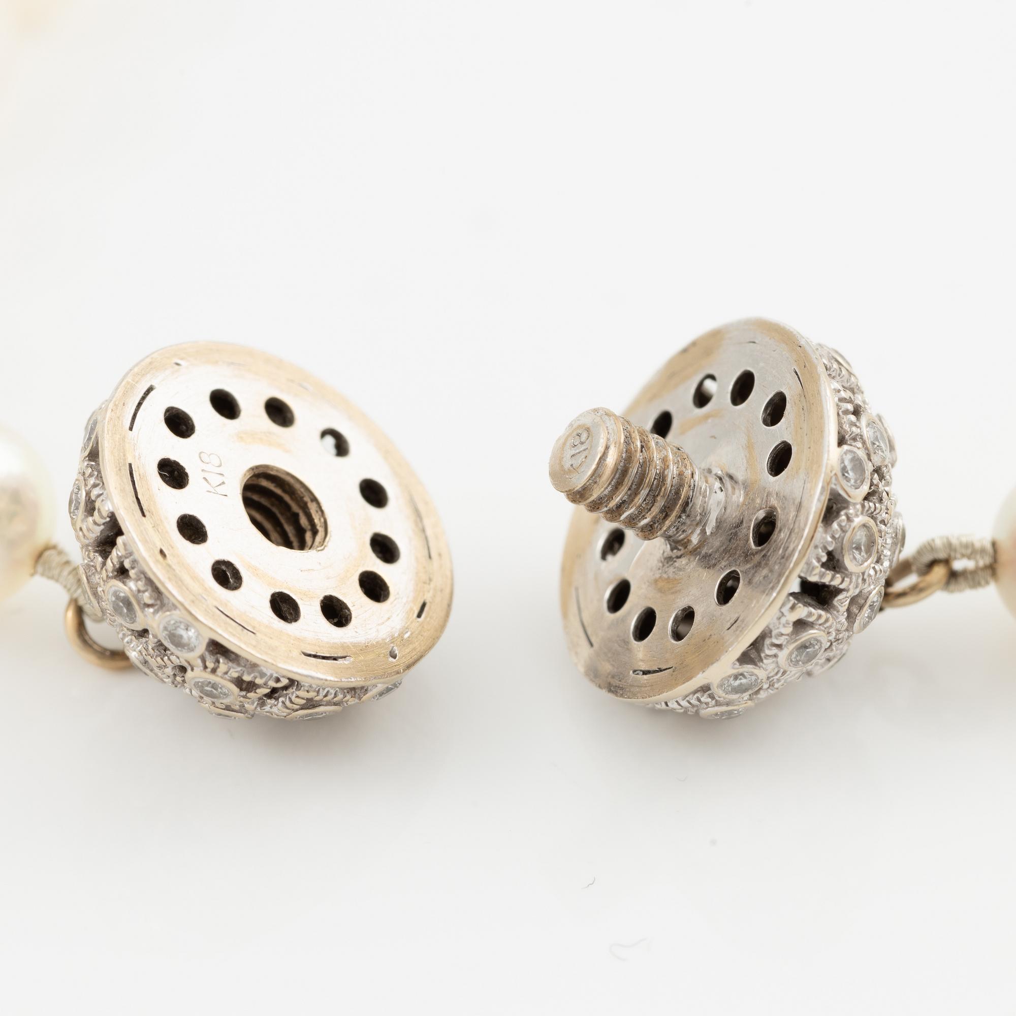 Pärlcollier med odlade pärlor, lås 18K vitguld med små briljantslipade diamanter.