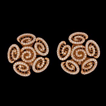 788. A pair of pink gold nad brilliant cut diamond earrings, tot. 1.31 cts.
