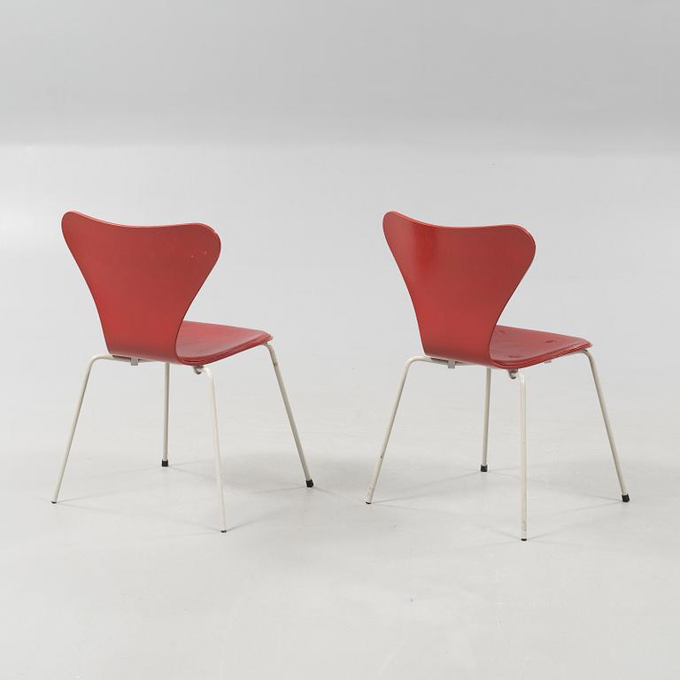 A pair of "Seven" chairs, designed by Arne Jacobsen for Fritz Hansen, 1995.