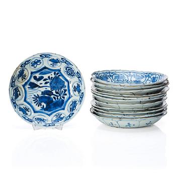 927. A matched set of 12 blue and white kraak dishes, Ming dyansty, Wanli (1572-1620).