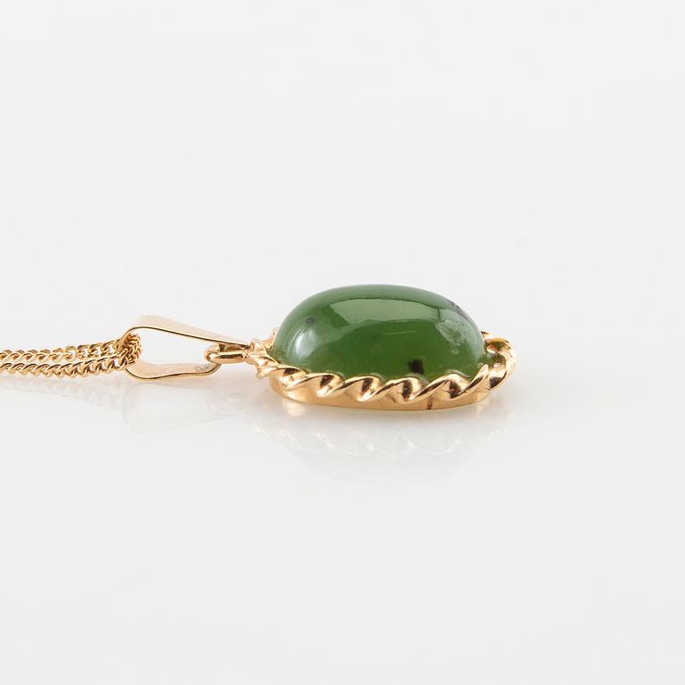 Necklace 18K gold with cabochon-cut jade.