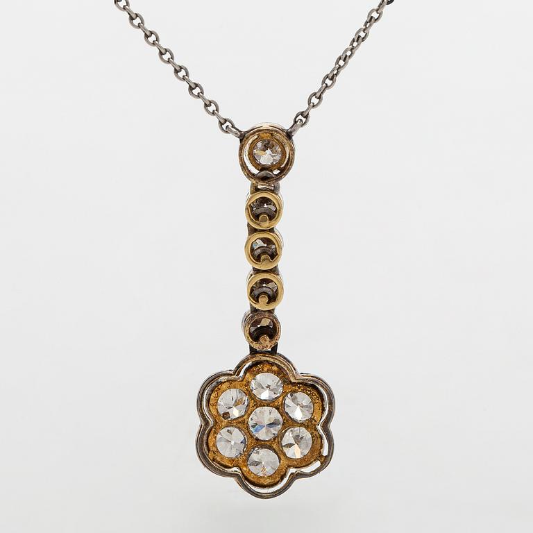 A platinum/17K gold necklace, set with old-cut diamonds, first half of the 20th century.