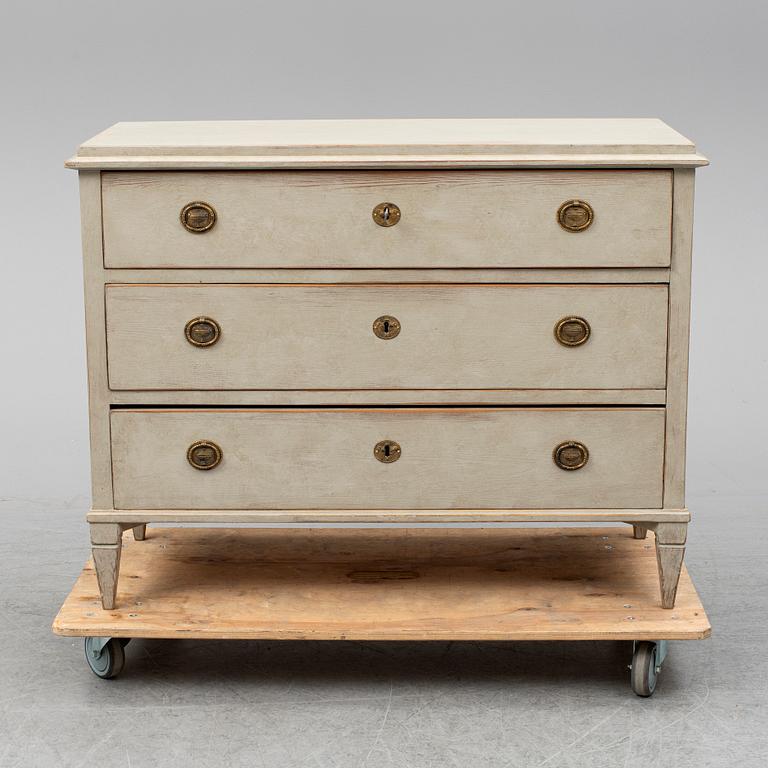 CHEST OF DRAWERS, first half of the 19th century.