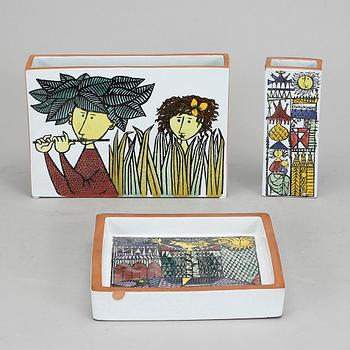 VASER, 2 st, och FAT, "Karneval", Stig Lindberg, Gustavsberg studio, fajans. I produktion 1958-1962.