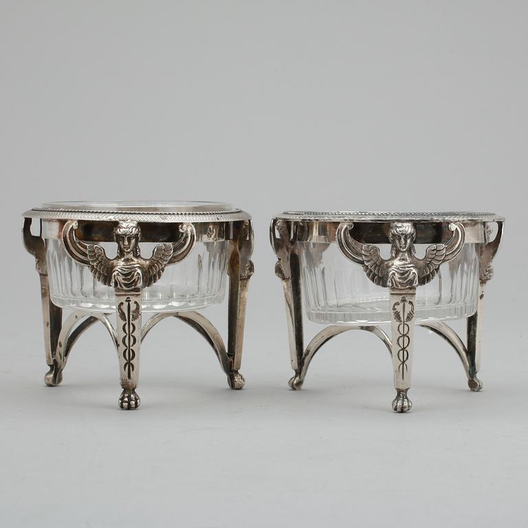 SALTKAR, ett par mycket snarlika, silver, empire, Paris 1800-talets första hälft. Silvervikt tot ca 177 gram.
