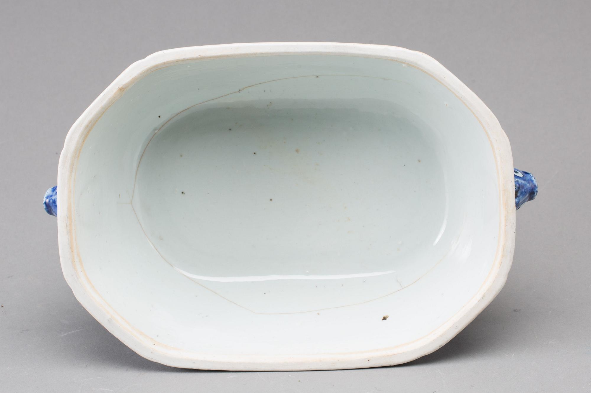 A BLUE AND WHITE TUREEN AND A BLUE AND WHITE SERVING DISH, CHINA, 18th/19th CENTURY.