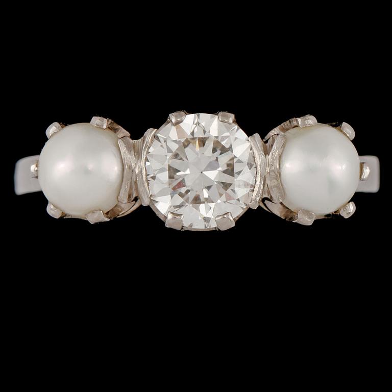 RING, 18k vitguld med briljantslipad diamant ca 0.58 ct samt 2 mabépärlor, Sandqvist, Stockholm, 1954. Vikt 4 g.