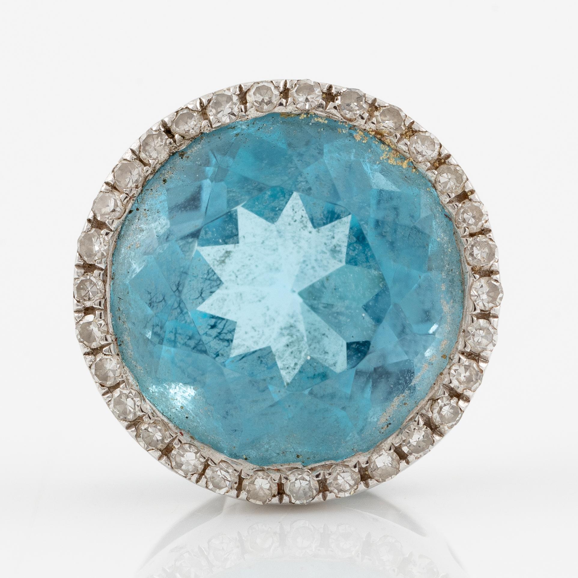 Hänge, 18K vitguld med topas och små åttkantslipade diamanter.