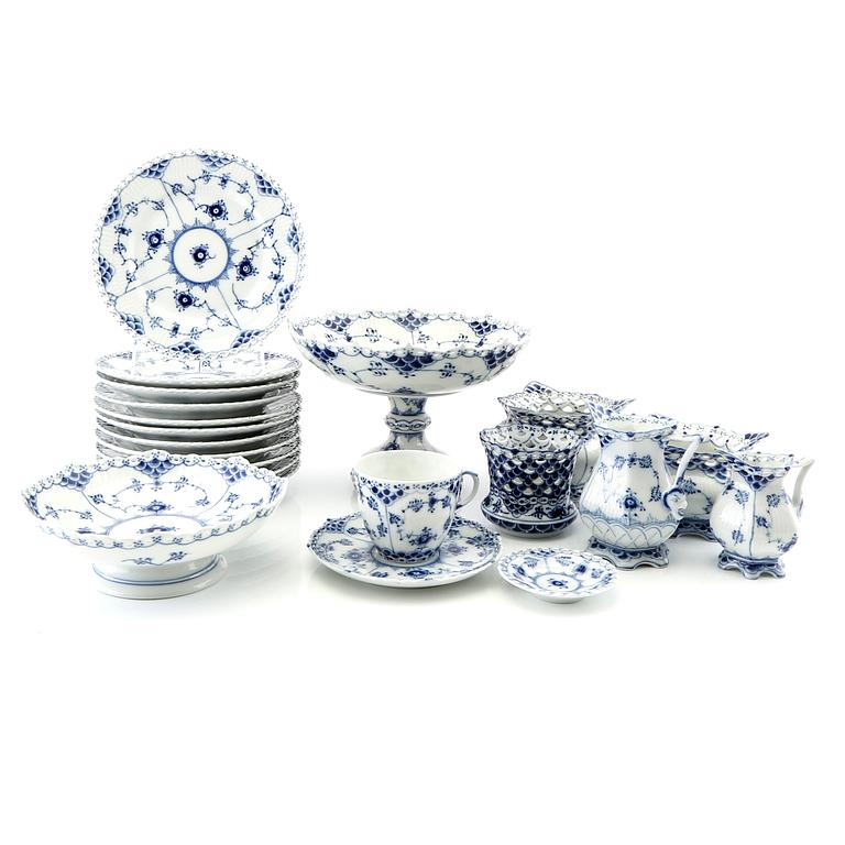 Service approx. 33 pcs "Musselmalet full lace and half lace" Royal Copenhagen Denmark late 20th century porcelain.