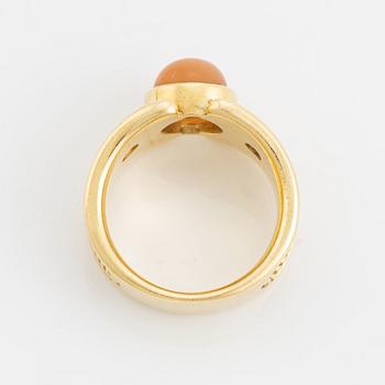 Ring, 18K guld med cabochonslipad rosa sten och briljantslipade diamanter.