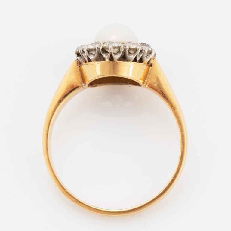 Sormus, 18K kultaa, viljelty helmi ja
vanhahiottuja timantteja.