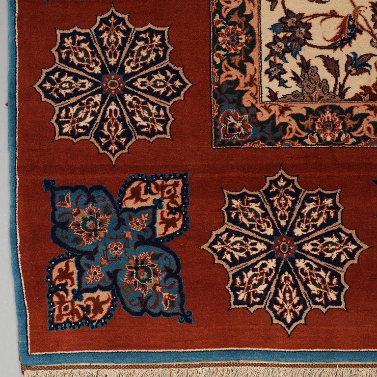 A CARPET, a semi-antique Esfahan, ca 227 x 152,5 cm (as well as the ends with ca 1½ and ½ cm flat weave).