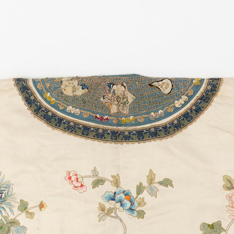 A Chinese embroidered silk robe, late Qing dynasty/early 20th century.