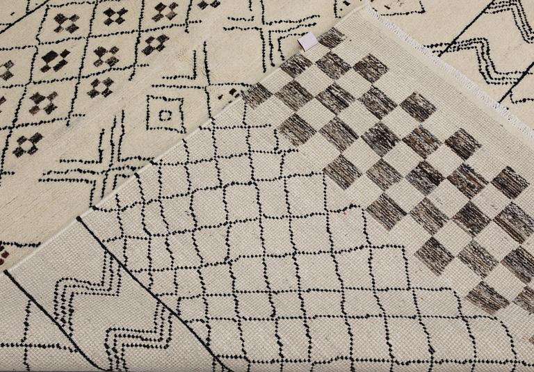 A Moroccan rug, approx. 204 x 152 cm.